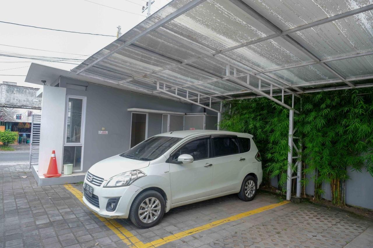 Sans Hotel Absari Yogyakarta Jarakan Exteriör bild